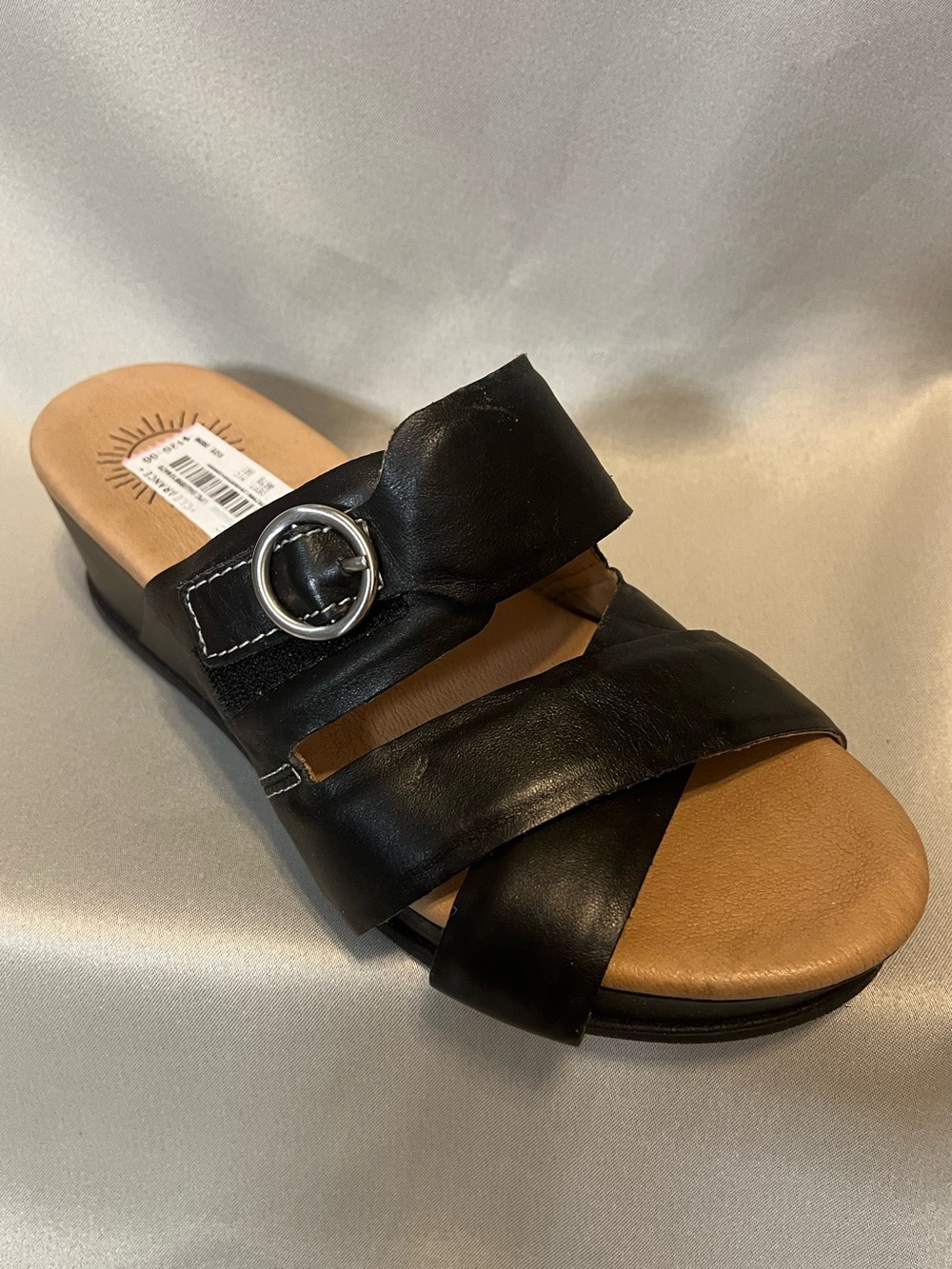 NWT Brioso Ladera Leather Crossband Comfort Wedge Sandals Black 9M MSRP $120